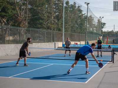 Notiamo subito come i colpi in generale siano quelli del tennis, ma la ridotta dimensione del campo, la velocit� degli scambi e soprattutto il fatto che si giochi prevalentemente vicino alla rete, d� complessivamente pi� l�idea del ping-pong